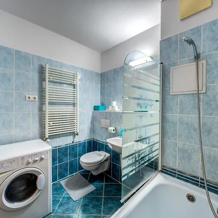 Weiner With Balcony Lägenhet